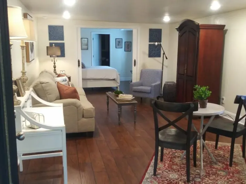 Elegant private suite located downtown historical Chickamauga, Ga - Image 1