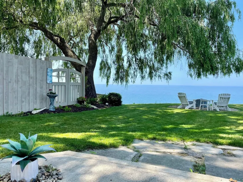 Relax on Lake Erie at our charming 2-bedroom cottage - Image 1