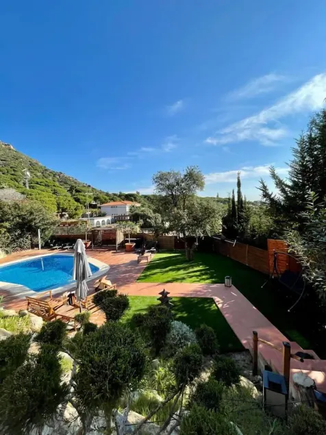 Smuk lejlighed i en villa med pool og have - Image 1