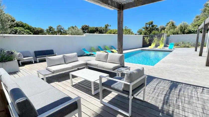 Exceptional villa with heated pool and parking - Image 1