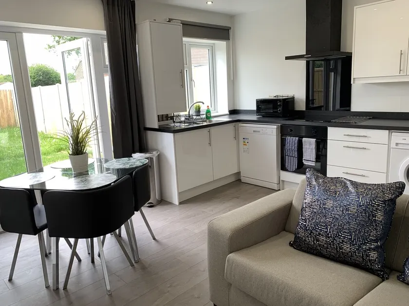 HEATHROW AIRPORT apartments-FREE parking-Free underground to and from Heathrow-30 min central London - Image 1