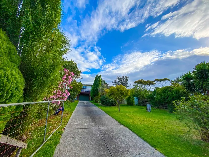 Spectacular ocean, mountain and farm views at Karinya Beach House - Image 1