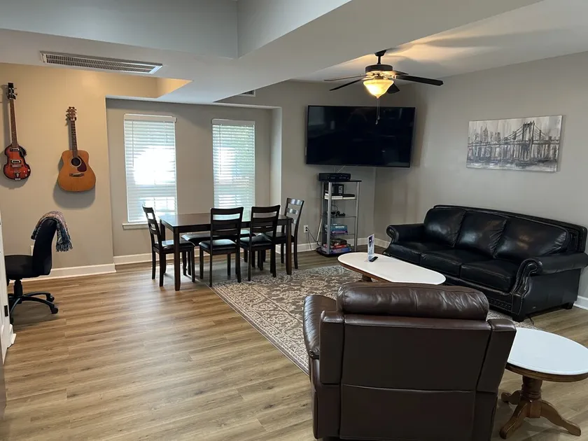 Newly remodeled, Hot Tub, 70n inch tv Private Entrance, Convenient location - Image 1