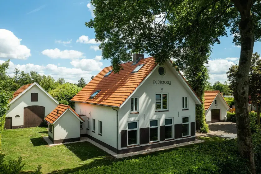 Group stay for 20 guests with 7 bedrooms, 4 bathrooms, private cinema and sauna. - Image 1
