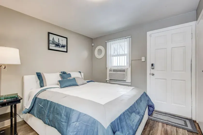 Boutique Studio in Olde Town | Walk to Light Rail - Image 1