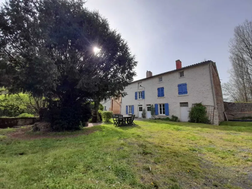 Grande maison isolée adossée à son Moulin du XVIème siècle - Image 1