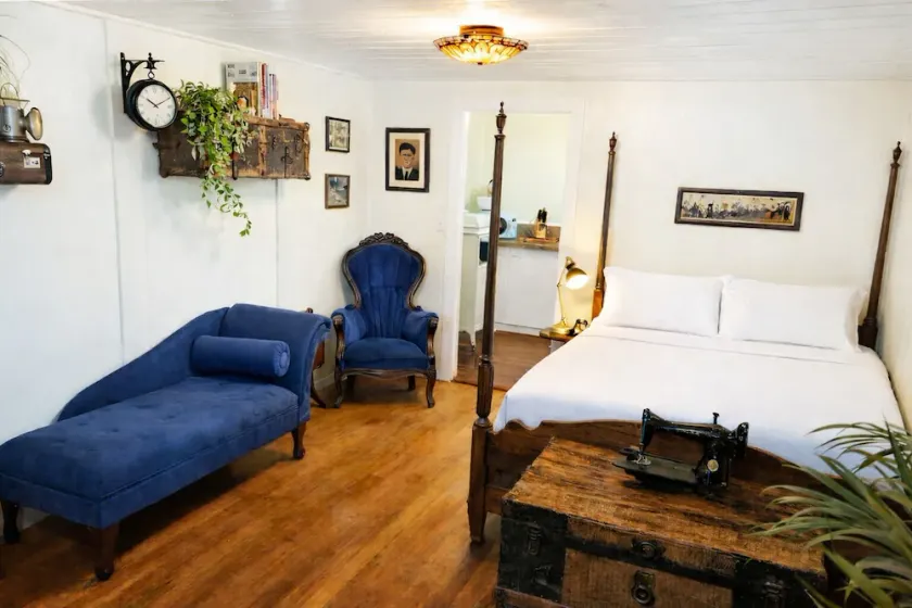Ticketmaster Chamber - Historic Lakefront Studio Cabin with Kayaking - Image 1