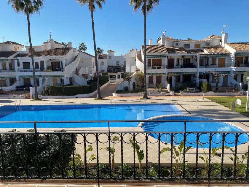 Bungalow confortable avec terrasse avec vue sur piscine. - Image 1