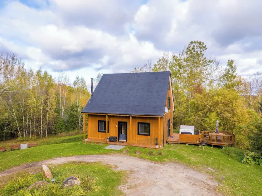 Au Chic Chalet des Chutes Chic Cottage - Image 1