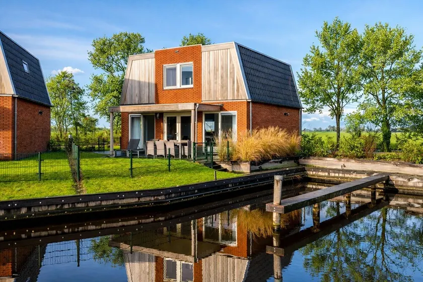 Experience the ultimate luxury in our Sneekermeer 8 home, complete with an jacuzzi and a private jetty exclusively for you. - Image 1