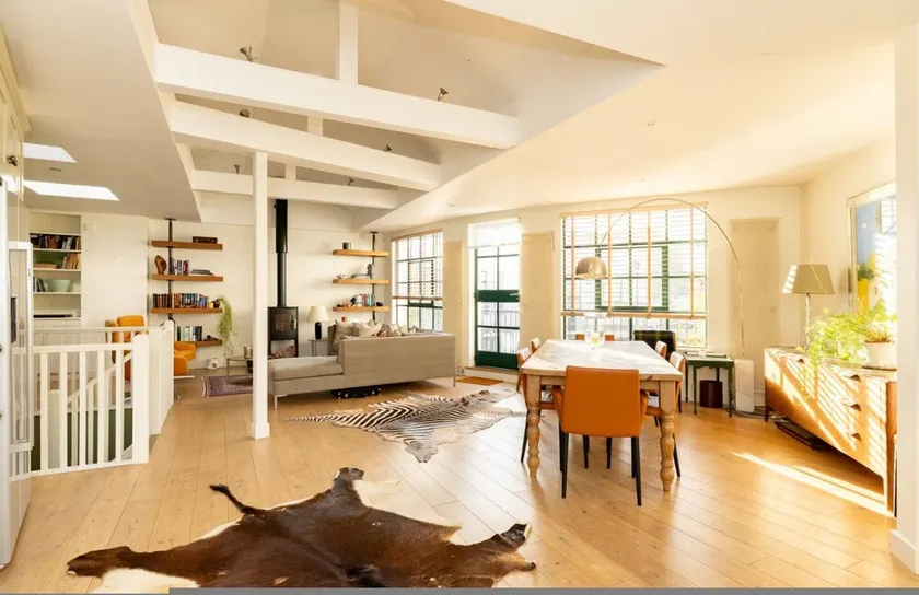 A Gentle Riverside Charm 2 bedroom Mews House - Image 1