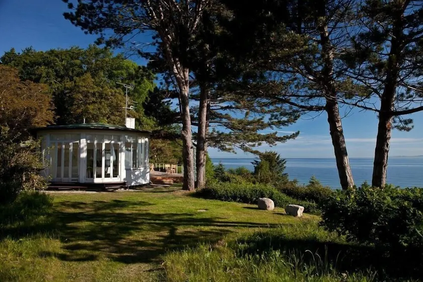 Large Holiday Home w/ Stunning Waterfront Views & Separate Guest house sleeps 12 - Image 1