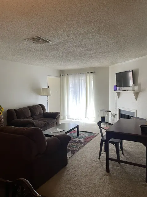 Upstairs 2 bedroom 2 bath overlooking to pool - Image 1
