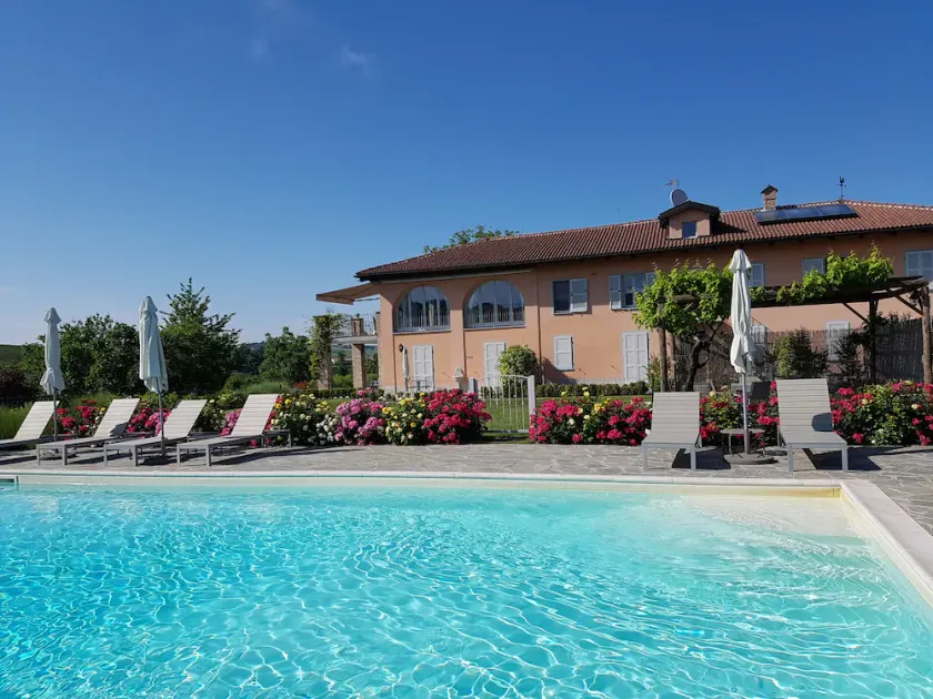 Cascina del Noce - Alba. Spacious apartment with exceptional views and pool  - Image 1