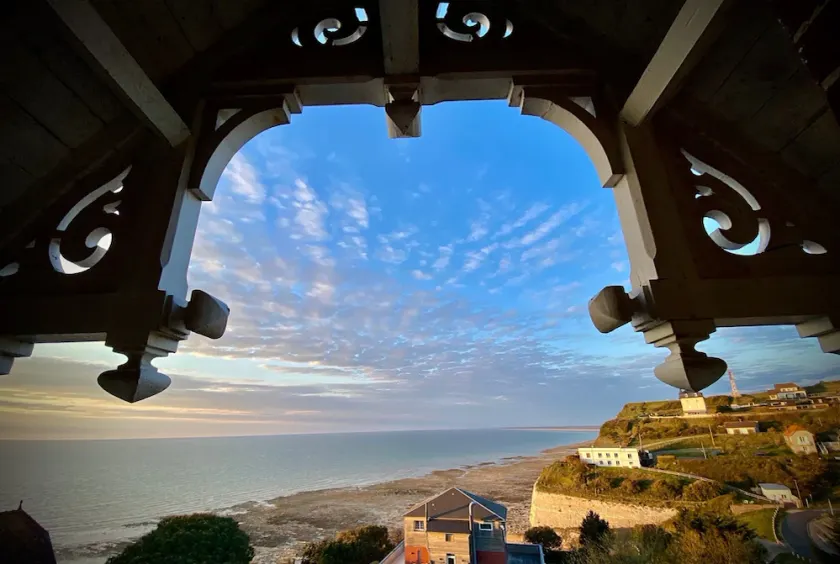 HOUSE ON THE CLIFFS - Image 1