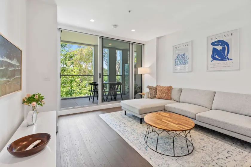 Chic 2-Bed with Free Parking in South Yarra - Image 1