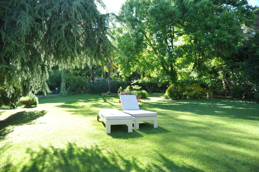 Villa surrounded by greenery - Image 1