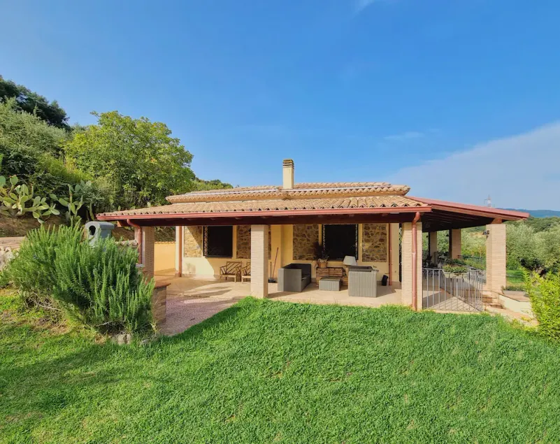 [VILLA] in 8 ettari di campagna, a 20' dal mare - Image 1
