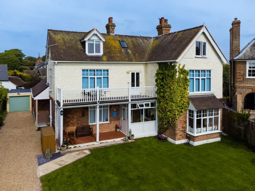 Beachside period family home. 5 BR spacious, comfortable. - Image 1