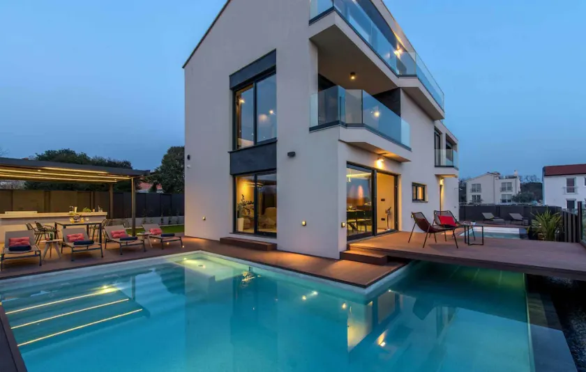 Villa with pool near the beach - Image 1