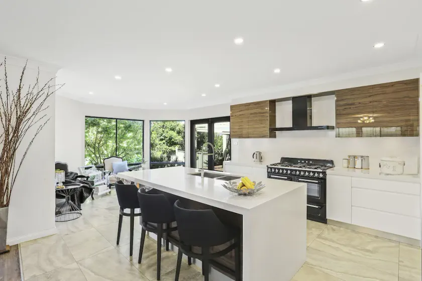 STUNNING RENOVATED HOME CLOSE TO SYDNEY - Image 1