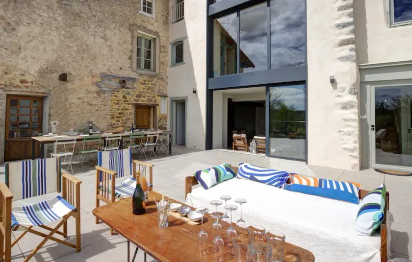 Grande maison rénovée, espace et charme au cœur de Saint-Symphorien-de-Lay - Image 1