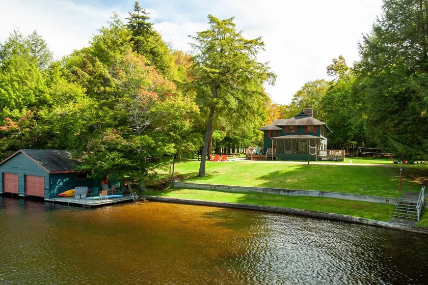 Adirondack 6 BR / 4B Waterfront w / Tennisbane, Sand VB Court & Dock / Boat House - Image 1
