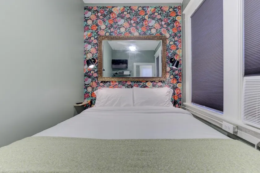 Tiny Trendy Traveler's Studio in Historic Midtown! - Image 1