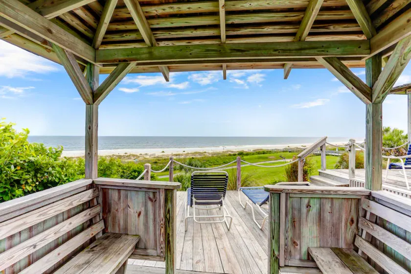 Renovated, dog-friendly condo near beach with balcony, pool & tennis - Image 1
