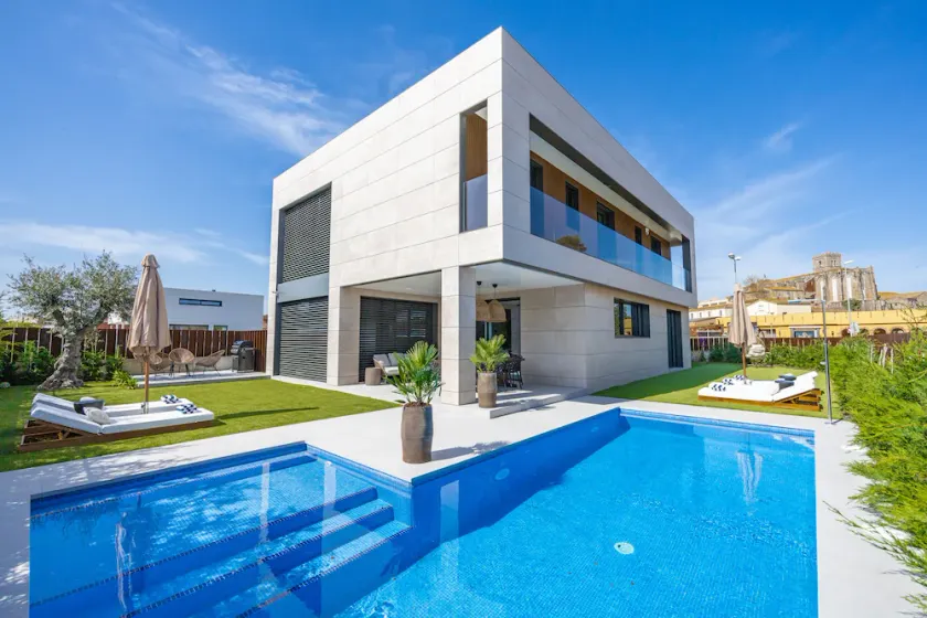 Villa de Lujo en Costa Brava, 5 Min. de la Playa - Image 1