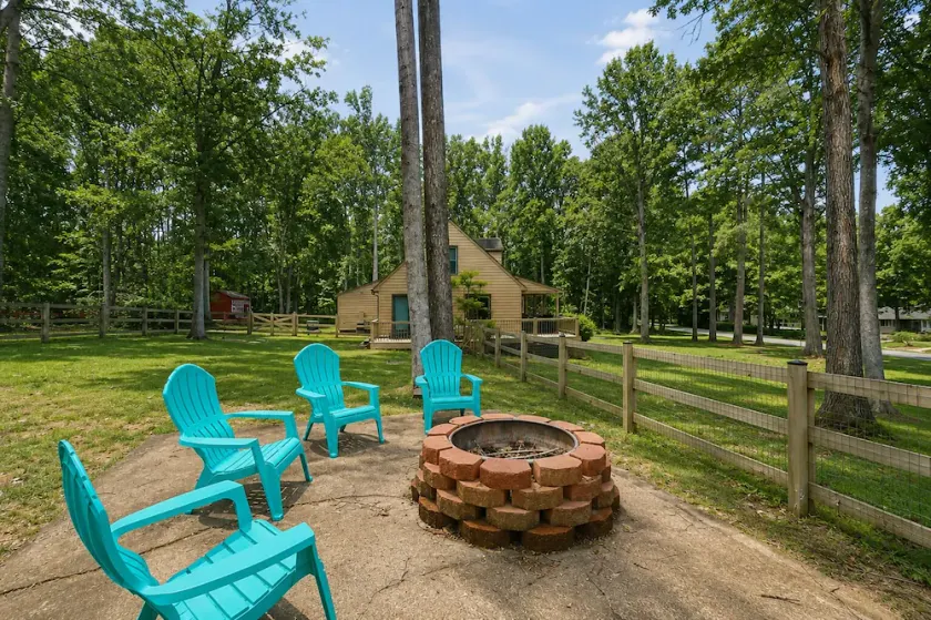 Lake Anna home on large corner lot with kayaks, paddleboard, firepit & grill - Image 1