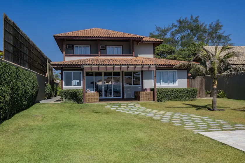 House with pool and beachfront access. - Image 1
