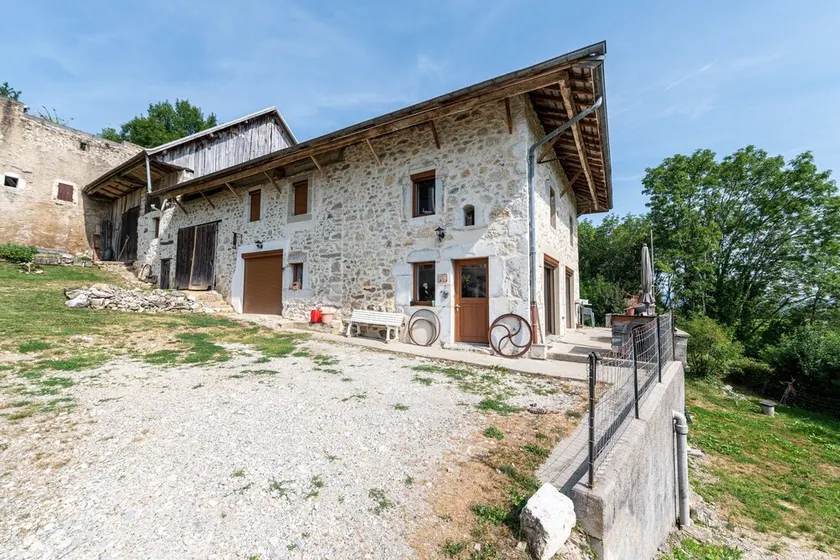 Bed and breakfast \"Chambre Bleue\" with Mountain View, Private Terrace and Shared Garden - Image 1