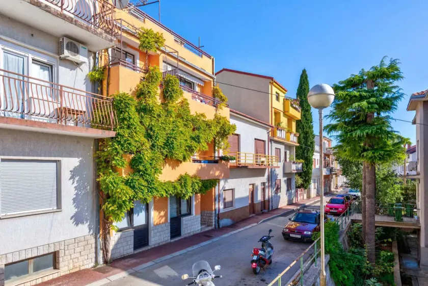 Holiday apartment with balcony and air conditioning - Image 1