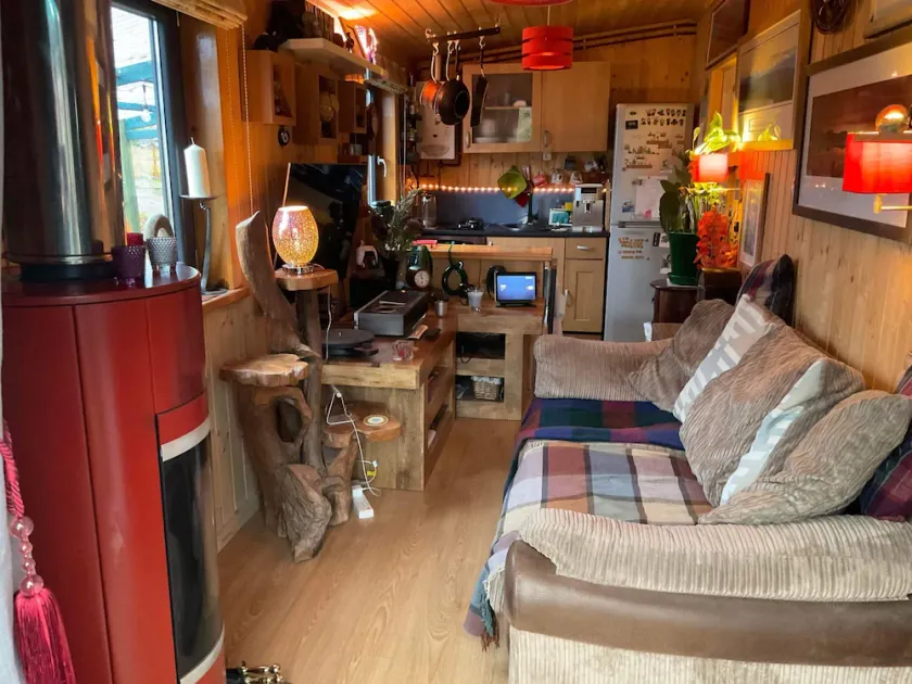 The Summerhouse Cabin - Sleeps 2 - Breakfast Provided - Image 1
