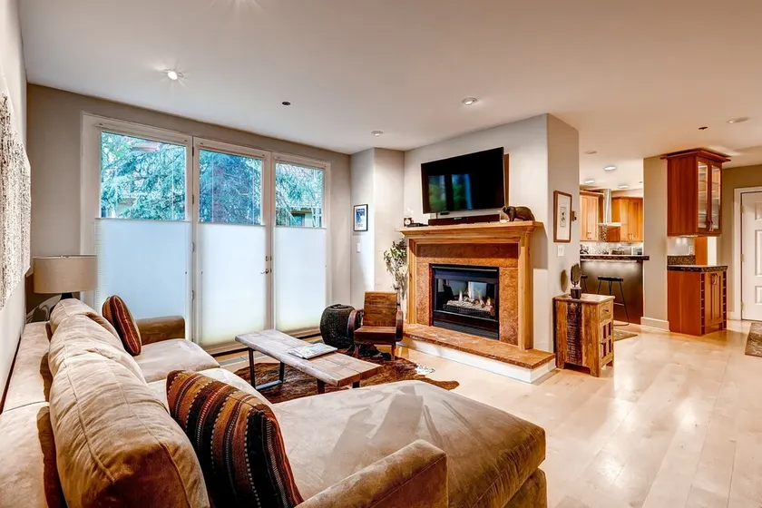 Mountain Condo + Pejs & Privat Balkon | Pool & Hot Tub On-Site! - Image 1
