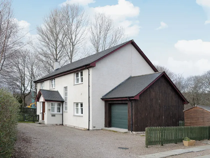 5 bedroom accommodation in Aberlour - Image 1