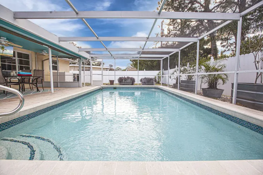 Private heated pool. Shark teeth, close to beaches, downtown, shopping, biking… - Image 1