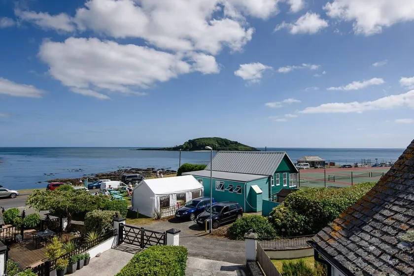 Deep Blue Shore - large luxury holiday home, 60m from the beach - Image 1