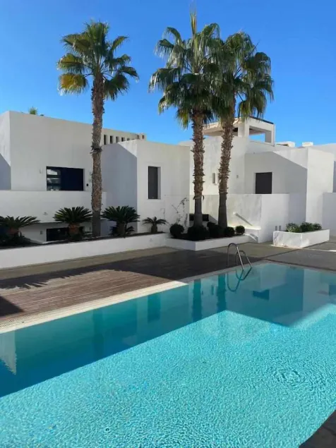 Apartment with beautiful mountain and sea views - Image 1