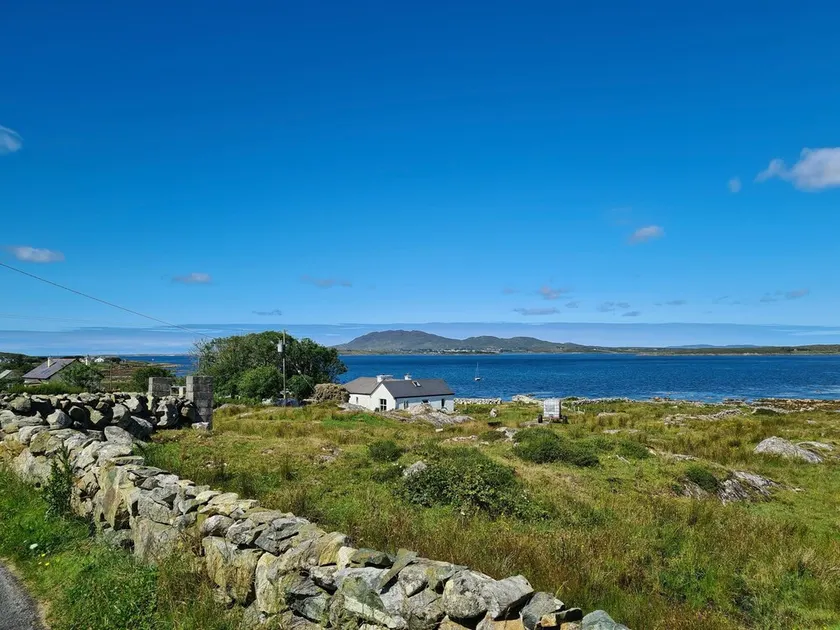 Beautiful house with stunning views of the sea and mountains - Image 1