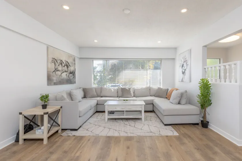 Centrally located 3 bedroom 2 bathroom close to stores, restaurants and downtown - Image 1