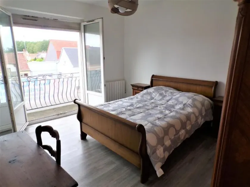 Bright 60m² apartment, balcony, shared green spaces, parking - Image 1