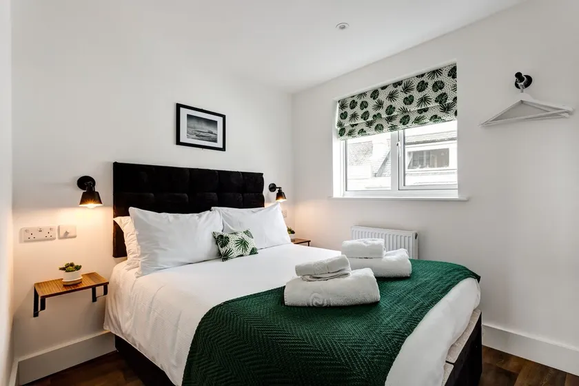 Sea view, pet friendly central Laines location, 1 minute from station - Image 1