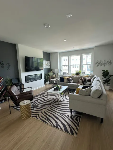 Beautiful New Townhome with Mountain Views. Close to downtown! - Image 1