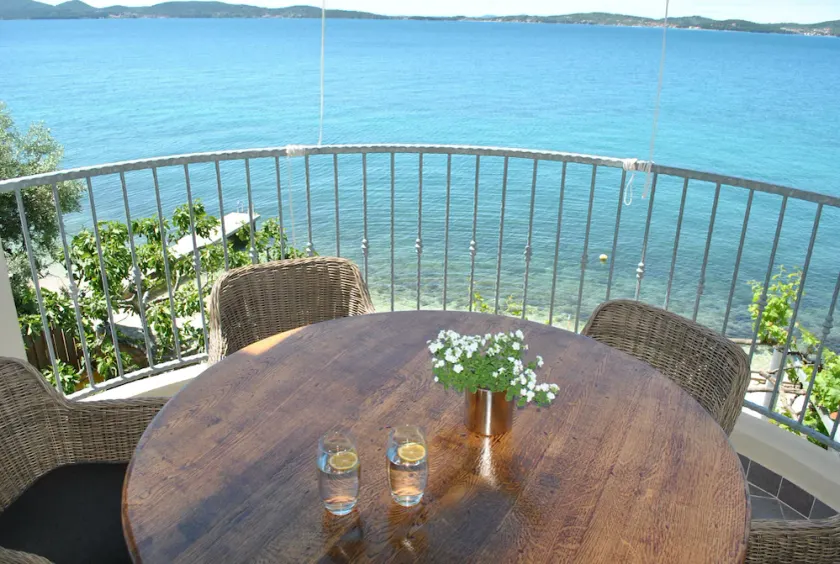 Direct Seaside Living At It's Best - Image 1