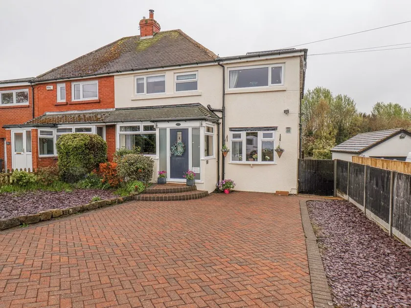 CASTLE VIEW, pet friendly, character holiday cottage in Burniston - Image 1