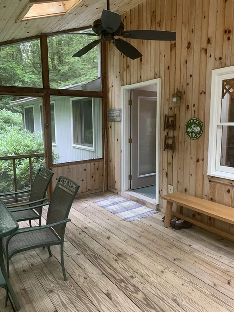 Beautiful retreat in a lake community to the enjoy the summer season.  - Image 1
