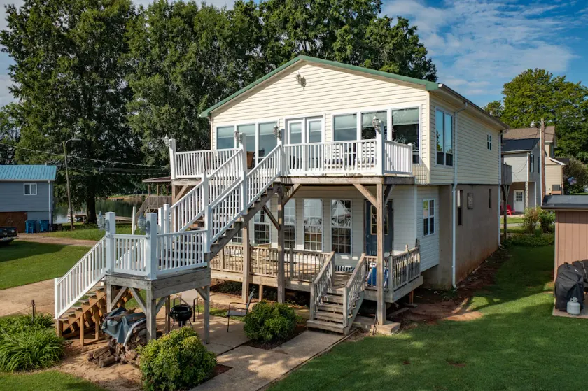 Lakefront, two bedroom, full bath. Relax, swim, kayak & fish on Lake Lookout. - Image 1