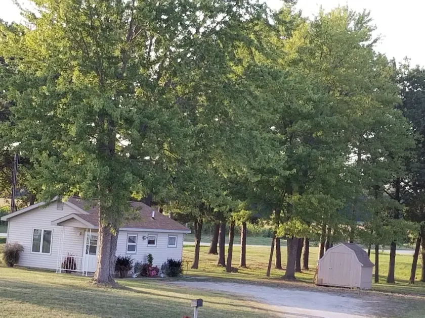 LAKE SHELBYVILLE  COTTAGE MINUTES FROM BOATING, HUNTING, AND FISHING,  Sleeps 2 - Image 1